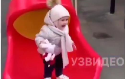 Девочка удивила соцсети странным поведением