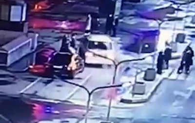 Участников массовой драки протаранил автомобиль