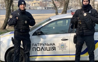 В Киеве патрульные спасли женщину от самоубийства