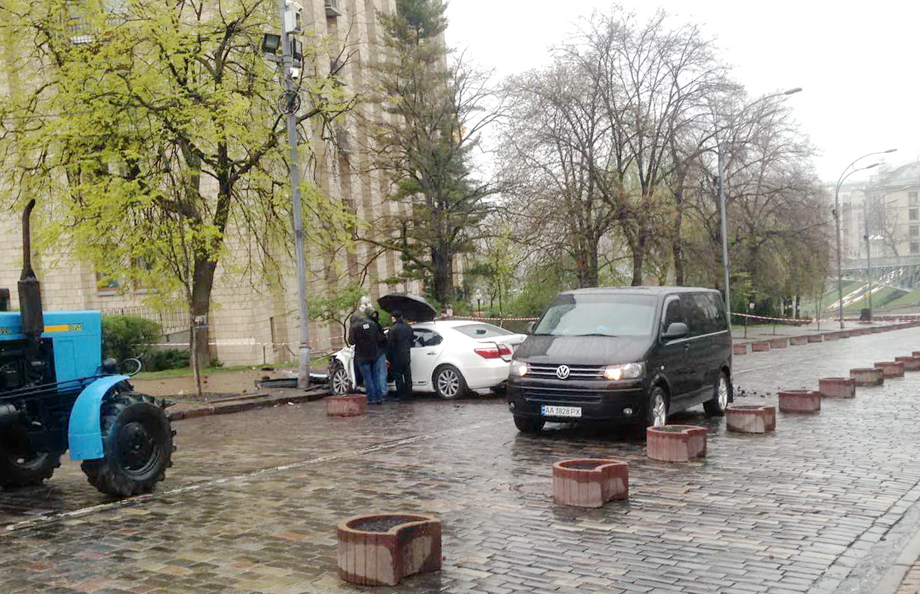 В Киеве задержали сотрудника Кабмина, бравшего десятки тысяч долларов за трудоустройство на госслужбу (фото)