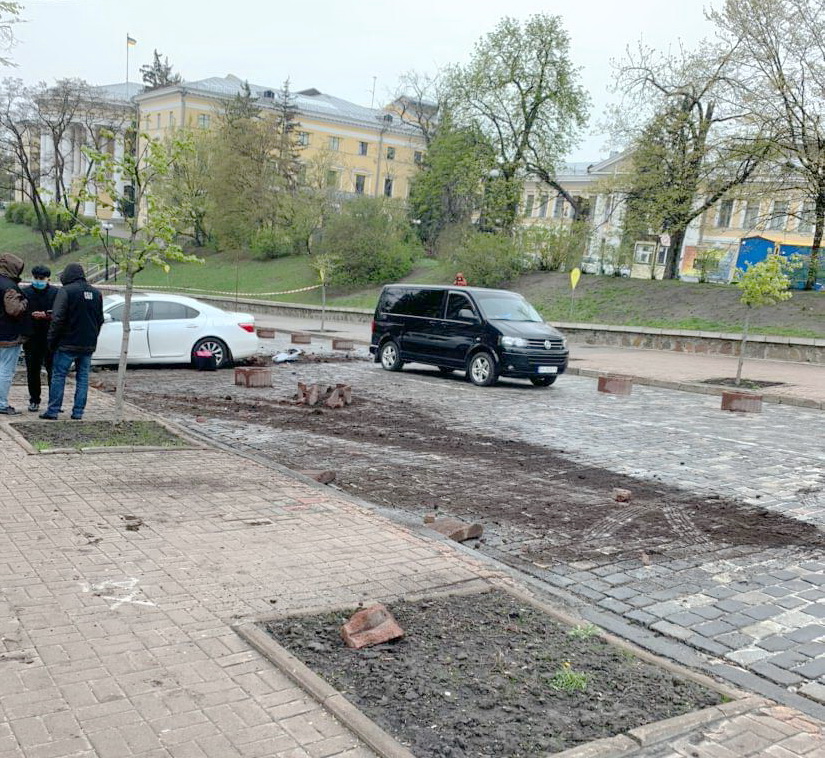 В Киеве задержали сотрудника Кабмина, бравшего десятки тысяч долларов за трудоустройство на госслужбу (фото)