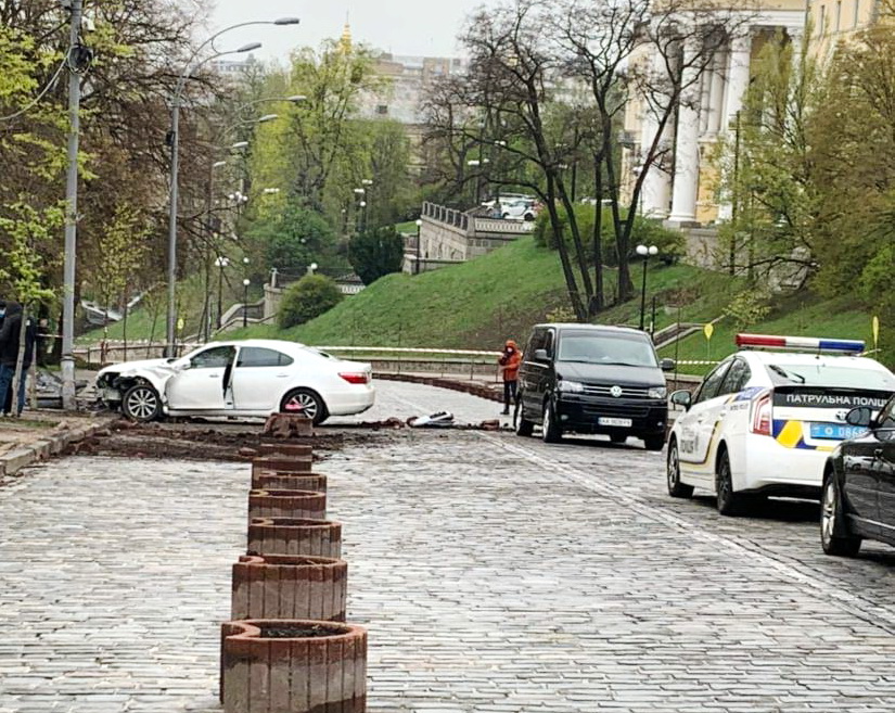 В Киеве задержали сотрудника Кабмина, бравшего десятки тысяч долларов за трудоустройство на госслужбу (фото)