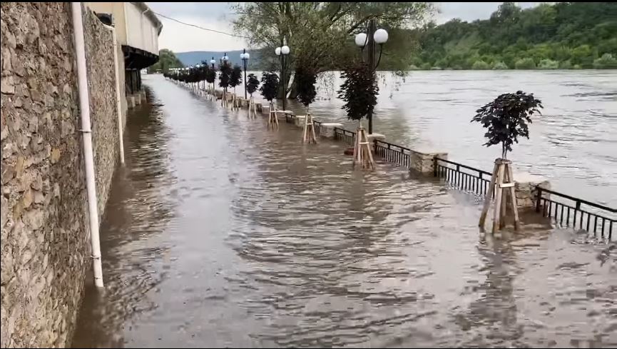 Днестр вышел из берегов и начал подтапливать Могилев-Подольский (фото, видео)