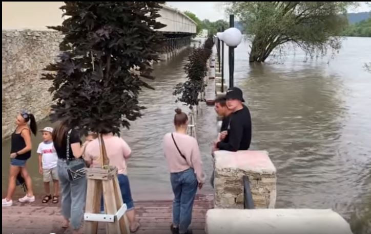 Днестр вышел из берегов и начал подтапливать Могилев-Подольский (фото, видео)
