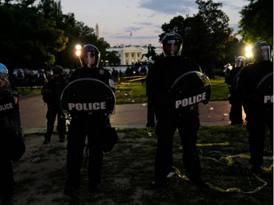 Дональд Трамп спрятался в подземном бункере во время массовых протестов у Белого дома