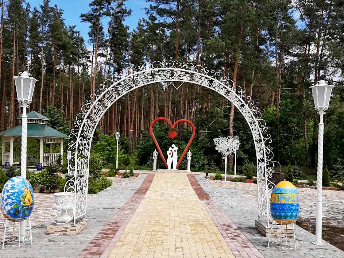 Вместо пустыря — сказочный парк с водопадом: скульптор-самоучка полностью преобразил село под Киевом (фото)