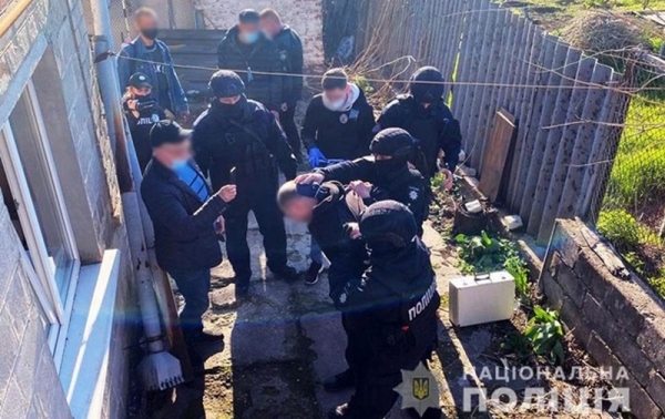 В Мариуполе мужчина топором громил супермаркет