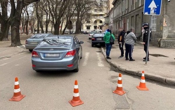 В Одессе Hyundai сбил трех человек на переходе и скрылся