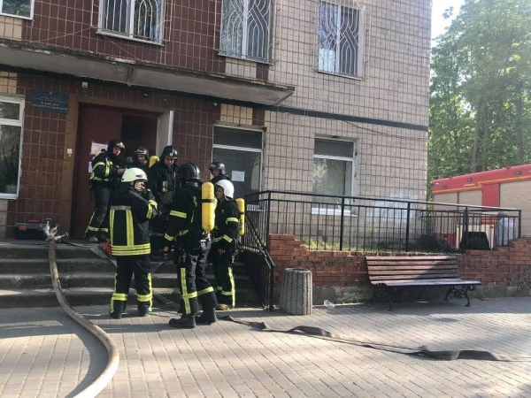 В 10-й больнице в Одессе произошел пожар: из здания эвакуировали 36 человек. Фото