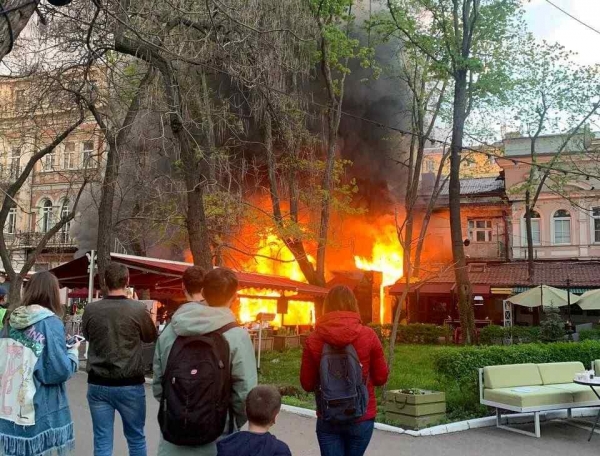 В центре Одессы горит ресторан. Видео, обновлено