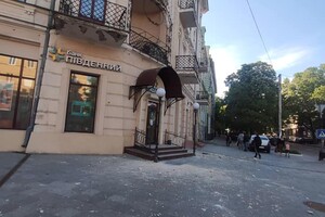 После реставрации: с памятника архитектуры в Одессе отвалился карниз