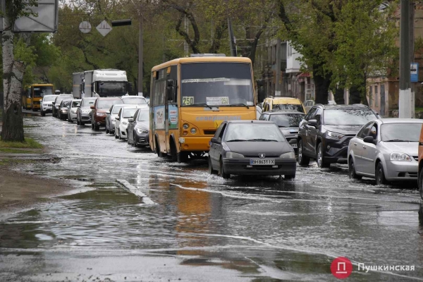 На Пересыпи в Одессе затопило часть улицы. Видео