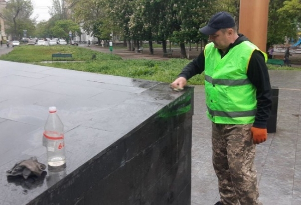 В Старобазарном сквере разрисовали памятник атаману Головатому