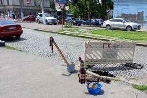 Врата в ад: на одной из улиц Одессы образовалась огромная яма