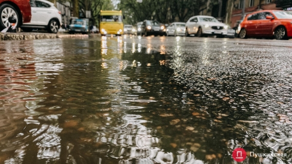 Гром, молнии и ливень: как на Одессу обрушилась непогода. Фоторепортаж