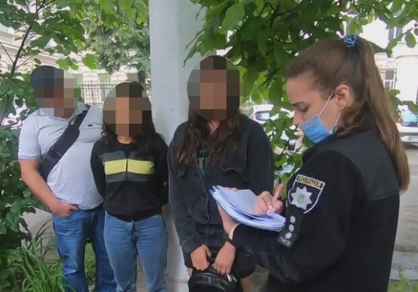 Как обворовывают прохожих в Одессе: смотри видео