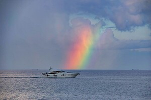 Удивительное явление: в Одессе над морем заметили огромную радугу