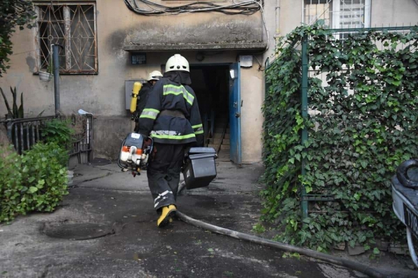 В 5-этажке на Балковской загорелась квартира: из дома эвакуировали 6 человек. Фото