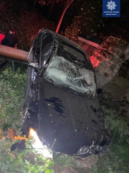Ночью в Одессе BMW врезался в забор и слетел на склоны. Фото
