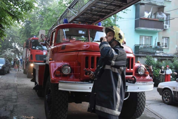 В 5-этажке на Балковской загорелась квартира: из дома эвакуировали 6 человек. Фото