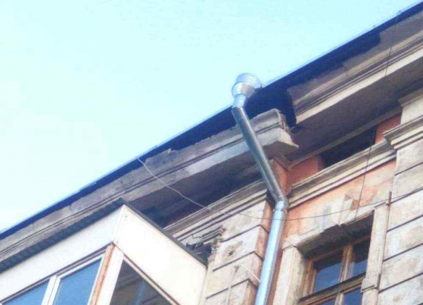 Спасатели сняли аварийный карниз с жилого дома, который в любой момент мог обрушиться на головы одесситов. Фото