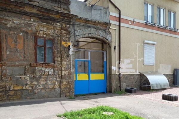 Врата в ад: на одной из улиц Одессы образовалась огромная яма