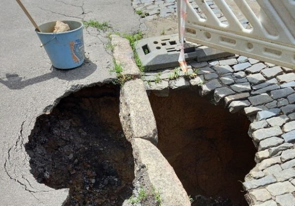 Врата в ад: на одной из улиц Одессы образовалась огромная яма