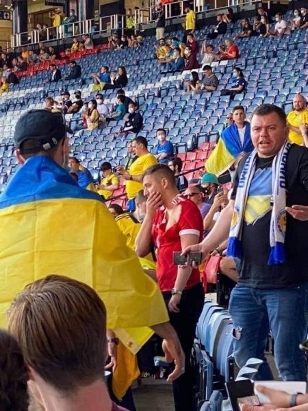 Порвали майку: «сміливець» заявився на матч Україна на Євро-2020 в футболці збірної Росії і з прапором РФ