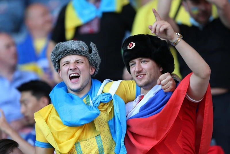 Порвали майку: «сміливець» заявився на матч Україна на Євро-2020 в футболці збірної Росії і з прапором РФ