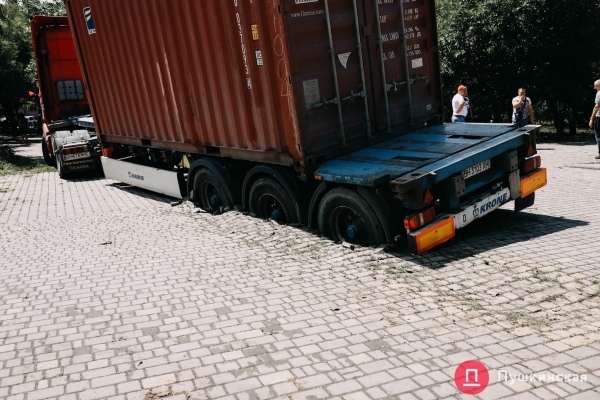 Большая сушка и большая уборка: как Пересыпь приходит в себя после удара стихи. Фоторепортаж
