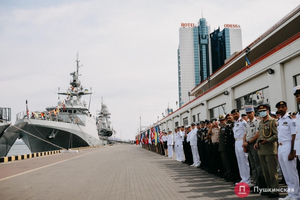 Полный порт «смертельной красоты», Зеленский и самолёты: как на Одесском морвокзале день ВМС отмечали