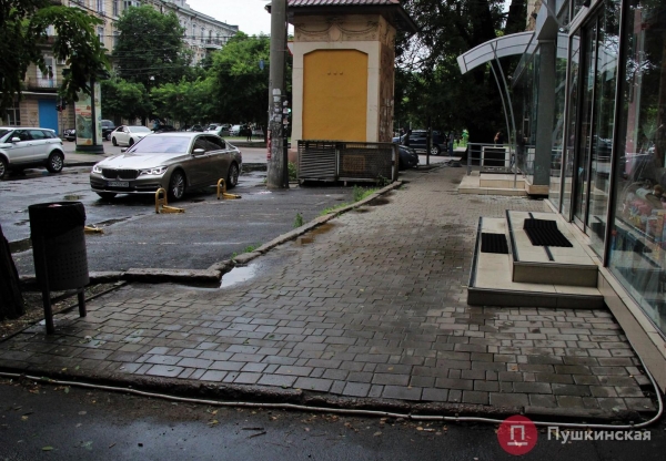 Дорожники готовы заплатить 300 тысяч за проект ремонта 700 квадратных метров тротуара в центре Одессы. Фото