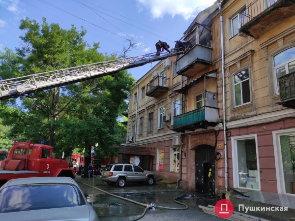 В центре Одессы загорелся жилой дом, на месте работает ГСЧС. Видео