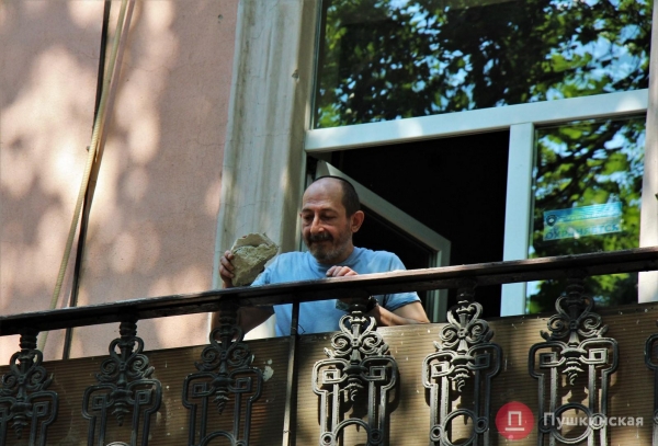 Очередной обвал в Одессе: карниз памятника архитектуры сорвал кондиционеры и рухнул на тротуар