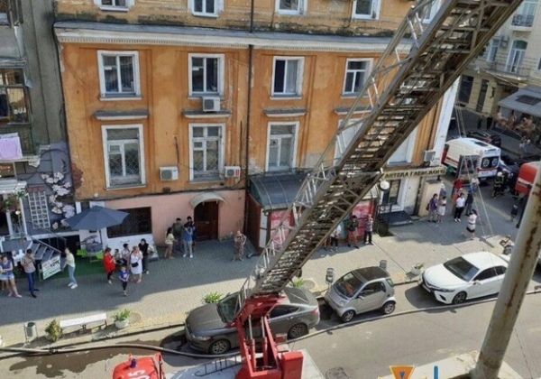 Прямо за Оперный театром: в центре Одессы загорелась квартира