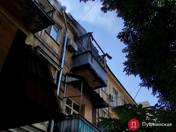 В центре Одессы загорелся жилой дом, на месте работает ГСЧС. Видео