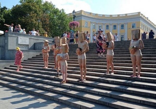 В нижнем белье и с пакетами на головах: в Одессе прошел странный перформанс