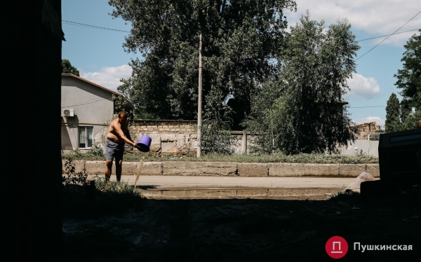 Большая сушка и большая уборка: как Пересыпь приходит в себя после удара стихи. Фоторепортаж