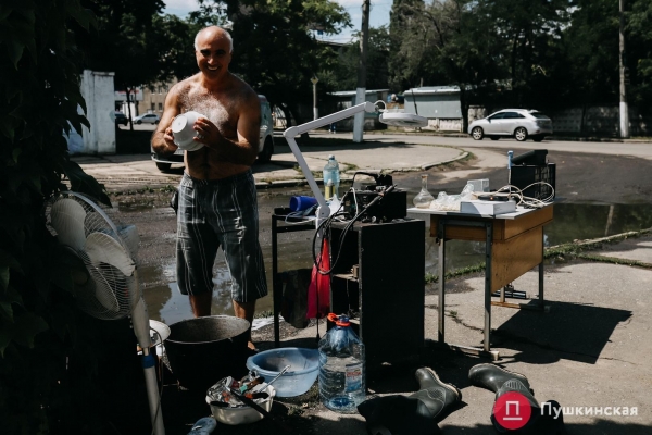 Большая сушка и большая уборка: как Пересыпь приходит в себя после удара стихи. Фоторепортаж