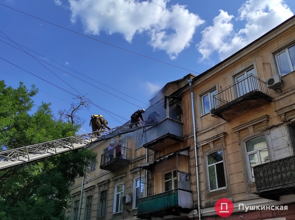 В центре Одессы загорелся жилой дом, на месте работает ГСЧС. Видео