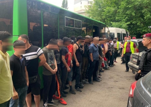 Десятки незаконних мігрантів виявлені Міграційною службою на столичному ринку