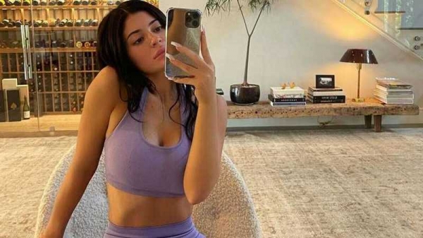 Кайли Дженнер похвасталась подтянутым телом в спортивном наряде