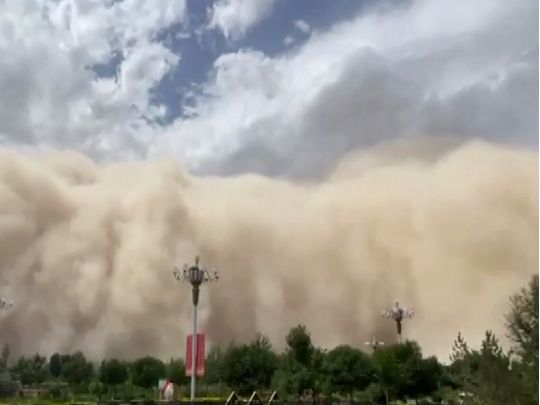 Потужна піщана буря накрила Китай — приголомшливе відео