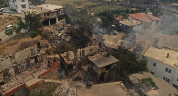 Пожежі в Туреччині підбираються до популярних курортів (карта поширення вогню)