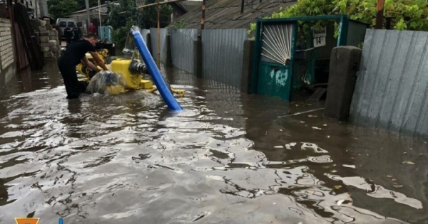 Вода по колено: в Одессе мощный ливень затопил улицы