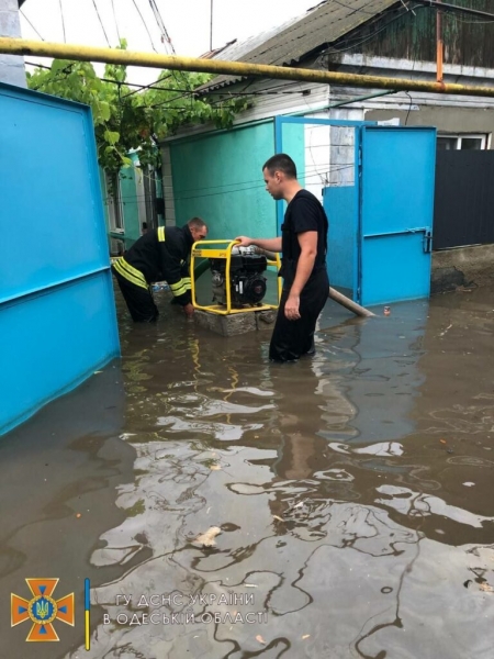 Вода по колено: в Одессе мощный ливень затопил улицы