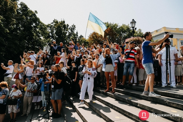 Над Потемкинской лестницей развернули 30-метровый флаг Украины. Фото