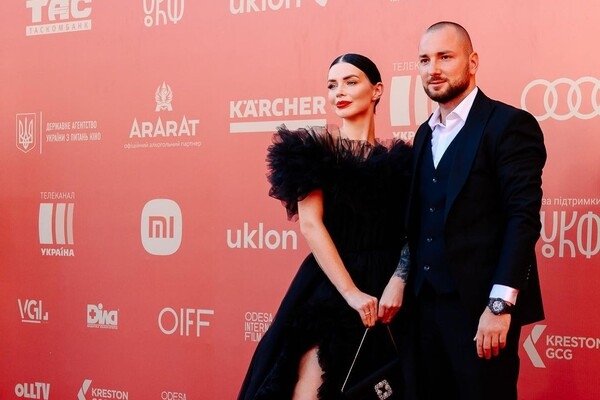 Иностранные звезды и роскошные наряды: как прошло открытие Одесского кинофестиваля