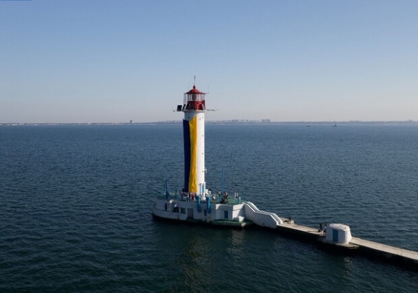 Видно издалека: Воронцовский маяк украсили огромным флагом Украины 