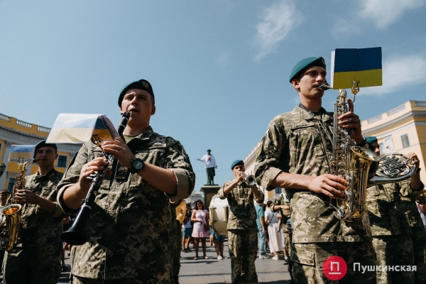 Над Потемкинской лестницей развернули 30-метровый флаг Украины. Фото